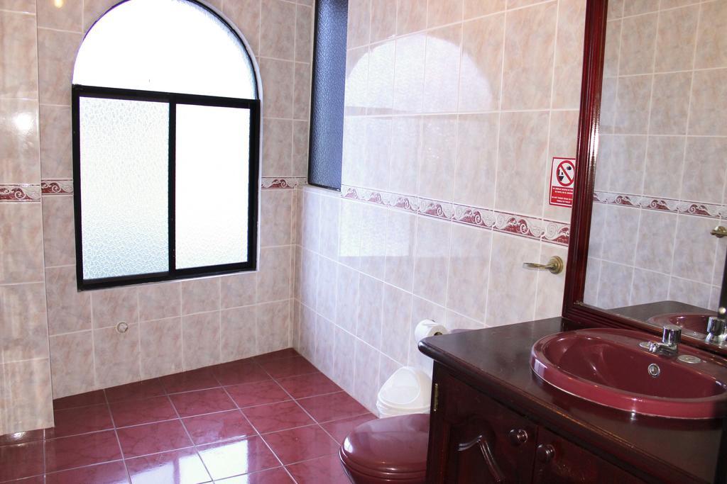 Planet House Hotel Puerto Ayora  Room photo