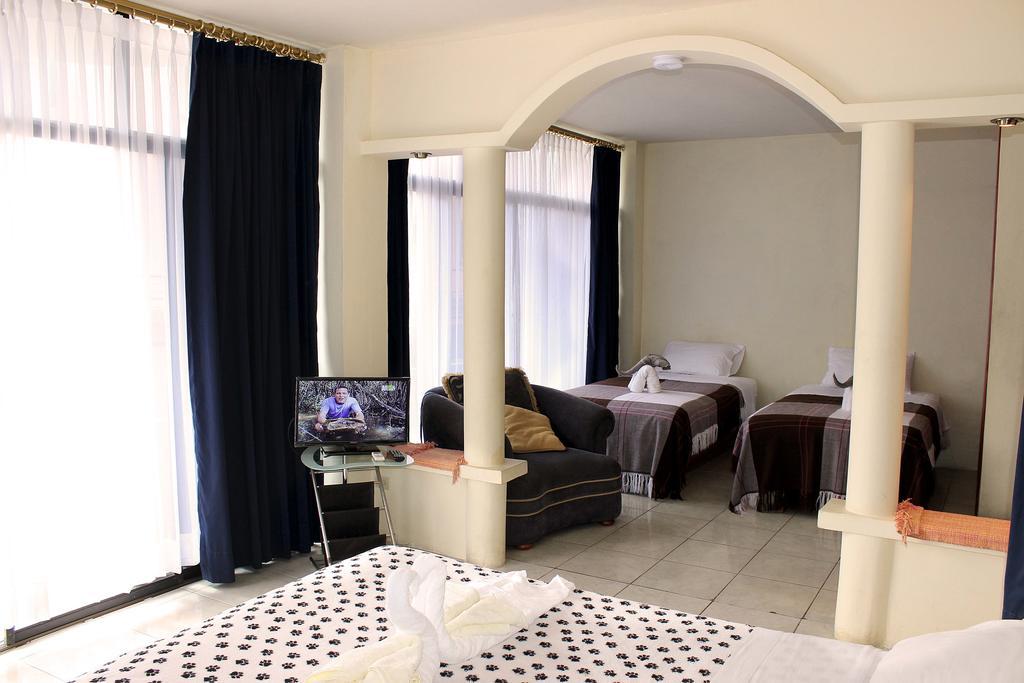 Planet House Hotel Puerto Ayora  Room photo