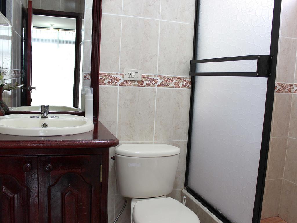 Planet House Hotel Puerto Ayora  Room photo