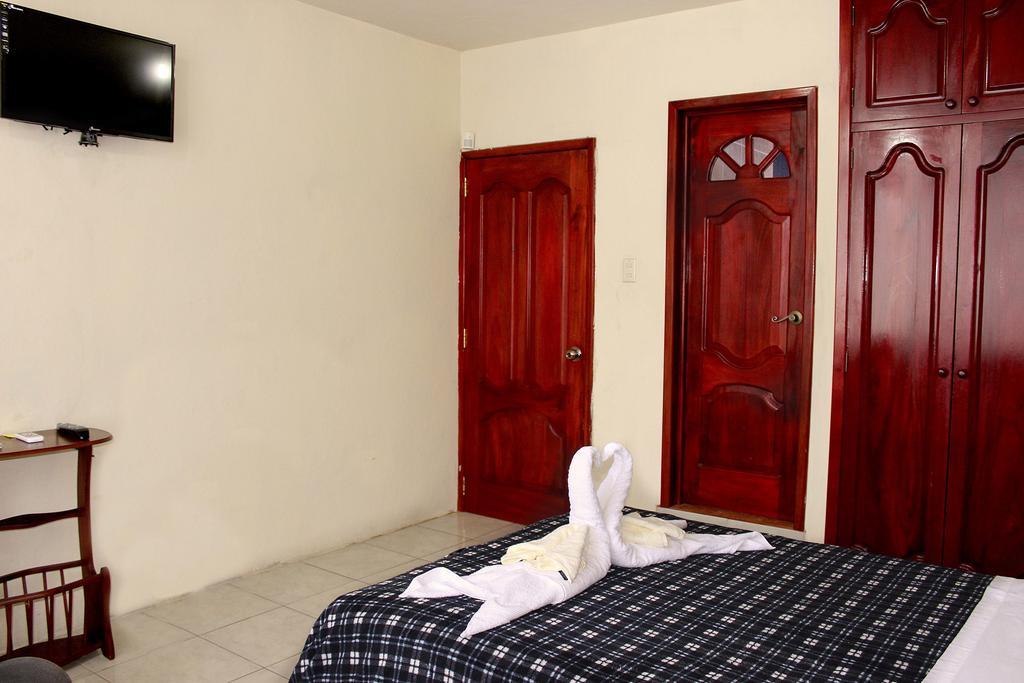 Planet House Hotel Puerto Ayora  Room photo